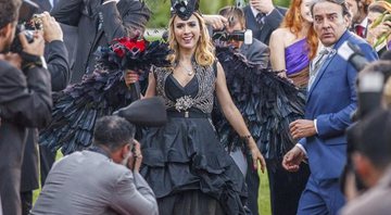 Fedora escolheu um vestido nada tradicional para o matrimônio - Foto: TV Globo/ Artur Meninea/ GShow