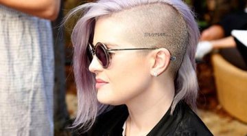 Kelly Osbourne homenageia vítimas da boate em Orlando em tatuagem na cabeça - Foto: Reprodução/ Instagram