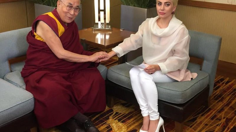 Lady Gaga posa com o líder religioso Dalai Lama - Foto: Reprodução/ Twitter