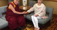 Lady Gaga posa com o líder religioso Dalai Lama - Foto: Reprodução/ Twitter