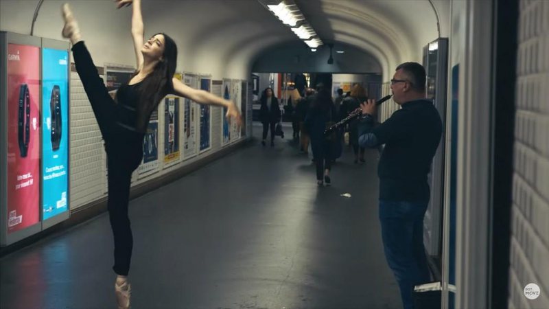 Dançarinos do grupo Dot Move surpreendem os músicos do metrô de Paris - Foto: Reprodução