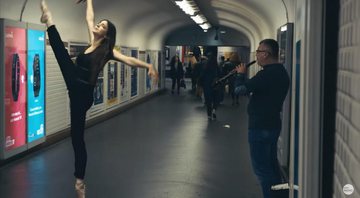 Dançarinos do grupo Dot Move surpreendem os músicos do metrô de Paris - Foto: Reprodução