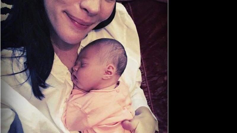 Liv Tyler posa com a filha recém-nascida, Lula Rose Garner - Foto: Reprodução/ Instagram