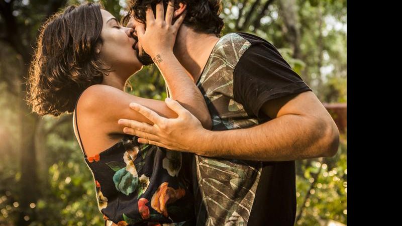 Olívia e Miguel finalmente se beijam e se entregam à paixão em Velho Chico - Foto: TV Globo/ Inácio Moraes/ Gshow