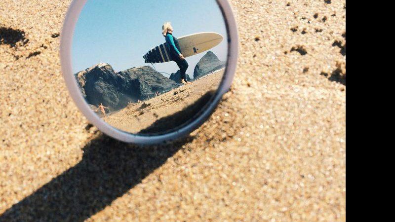 Fotógrafa captura imagens usando o reflexo do espelhinho de sua avó - Foto: Reprodução/ Instagram