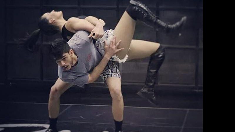 Leticia Lima mostra as pernas cheias de hematomas após treinos para o Dança dos Famosos - Foto: Reprodução/ Instagram