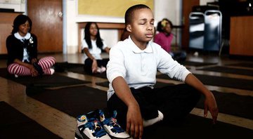 Meditação pós-aula ajudou a escola e a acalmar os alunos - Foto: Holistic Life Foundation