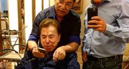 Otávio Mesquita encontra Silvio Santos no salão e tieta o apresentador - Foto: Reprodução/ Instagram