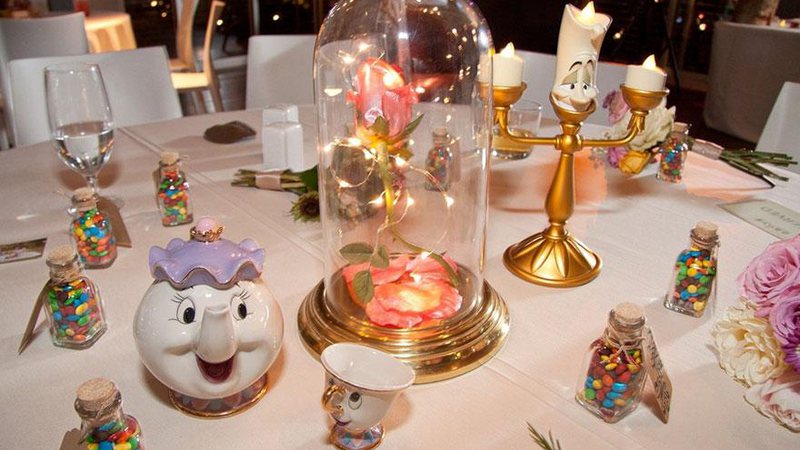 A decoração das mesas do casamento de Ty Junemann e Ashley Idema foi inspirada em clássicos da Disney - Foto: Degrees North Images