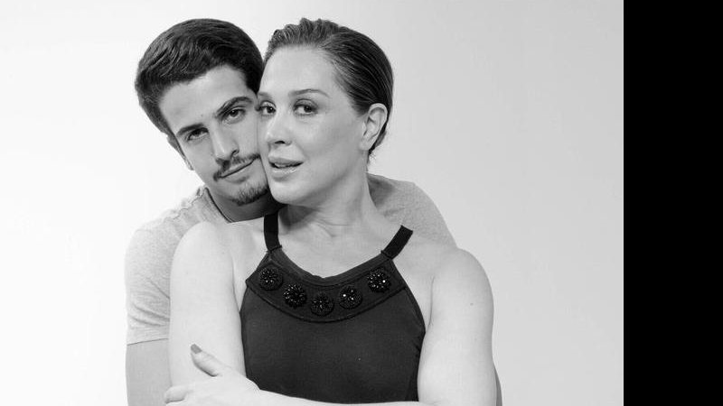 Enzo posa abraçado com a mãe Cláudia Raia - Foto: Reprodução/ Instagram