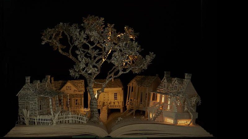 Su Blackwell compra livros antigos, lê, e depois faz esculturas com eles - Foto: Su Blackwell