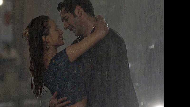 Beto leva Tancinha para o Guarujá e os dois dançam na chuva - Foto: TV Globo