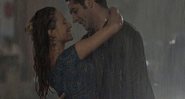 Beto leva Tancinha para o Guarujá e os dois dançam na chuva - Foto: TV Globo