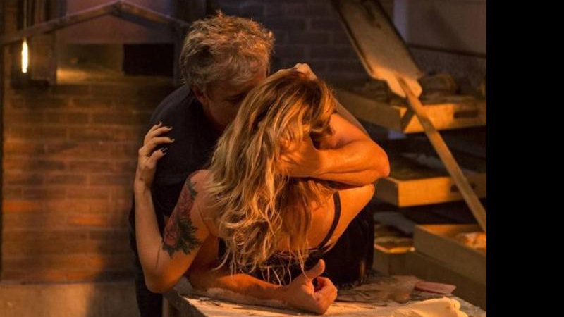 Vittorio (Marcello Novaes) e Lenita ( Leticia Spiller) vão se beijar na novela - Foto: TV Globo/ João Cotta