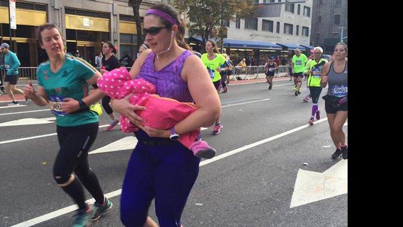 Emily Sabato amamentou a filha Hadley por dez quarteirões durante a maratona de Nova York - Foto: Reprodução/ Facebook