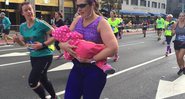 Emily Sabato amamentou a filha Hadley por dez quarteirões durante a maratona de Nova York - Foto: Reprodução/ Facebook