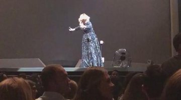 Adele arrancou gargalhadas do público com sua reação ao ver um morcego - Foto: Reprodução/ Twitter