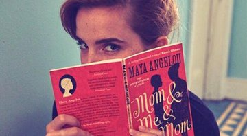 Emma Watson esconde livros no metrô para que as pessoas encontrem - Foto: Reprodução/ Instagram