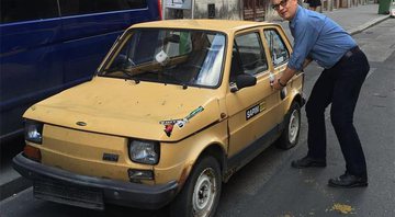Tom Hanks posa ao lado de um Fiat 126p - Foto: Reprodução/ Instagram