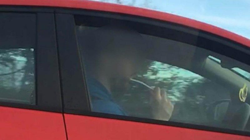 Homem é flagrado escovando os dentes enquanto dirige em rodovia do Reino Unido - Foto: Reprodução