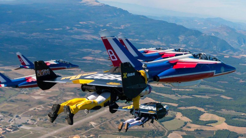 Yves Rossy, Vince Reffet e Fred Fugan voaram juntinhos com jatos da Força Aérea da França - Foto: Reprodução/ Facebook