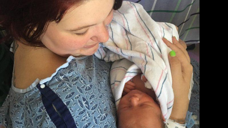 Amanda Francis descobriu que estava grávida às vésperas de parir - Foto: Reprodução/ Facebook