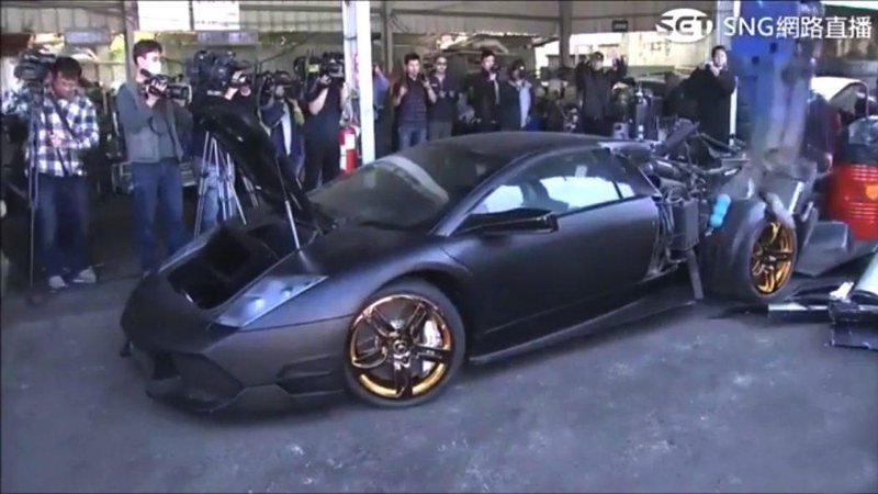 Lamborghini com placa adulterada foi totalmente destruída pelo braço mecânico - Foto: Reprodução