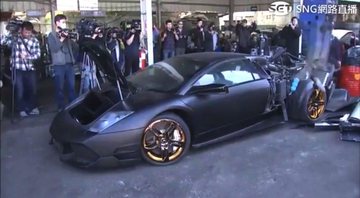 Lamborghini com placa adulterada foi totalmente destruída pelo braço mecânico - Foto: Reprodução