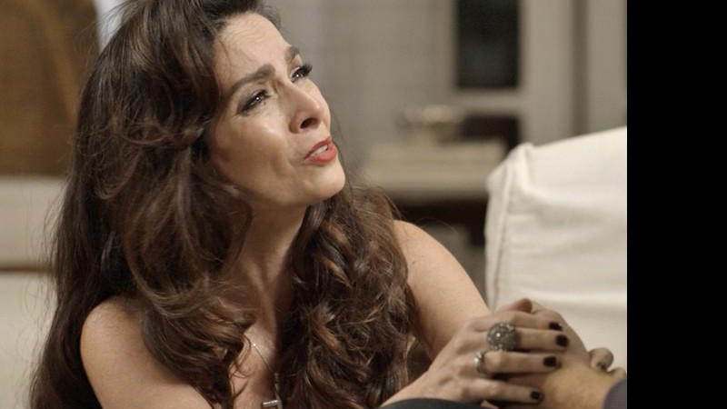 Loretta (Claudia Ohana) chora e faz chantagem emocional com Peppino - Foto: TV Globo