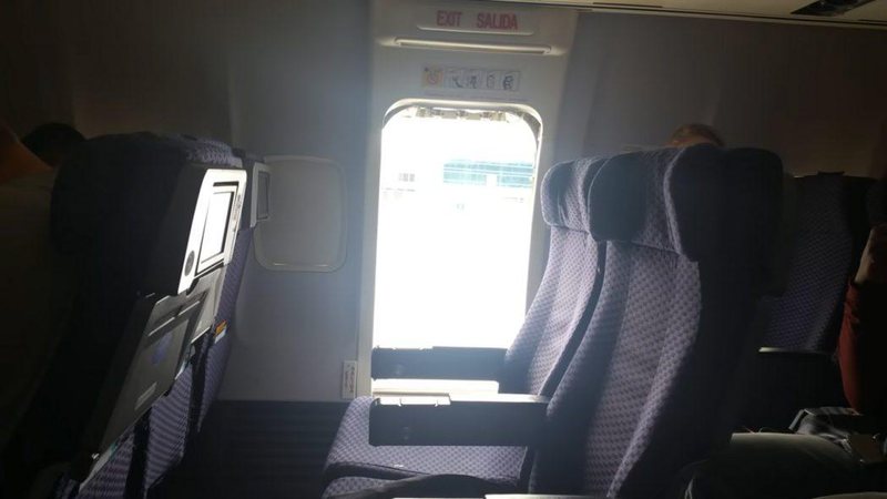 Mulher abre a porta de avião nos EUA e salta na pista - Foto: Reprodução/ Twitter