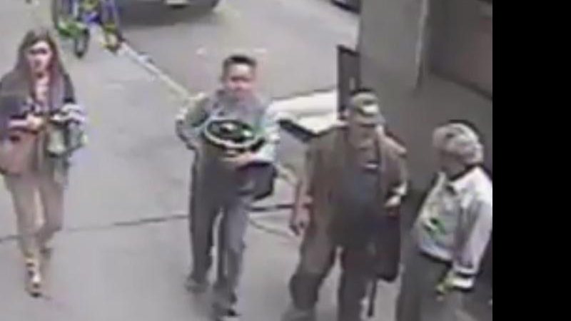 Homem roubou pote de ouro e saiu andando pelas ruas de Nova York - Foto: Reprodução/ Twitter