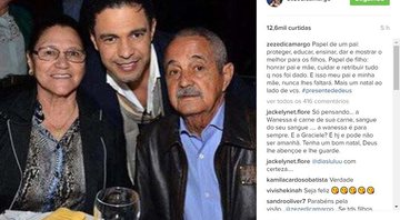 Zezé postou uma foto em que aparece ao lado dos pais, lado dos pais, Seu Francisco e Dona Helena - Foto: Reprodução/ Instagram