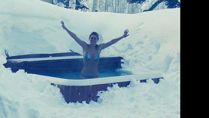 Carolina Dieckmann encara o frio e toma banho em banheira no meio da neve - Foto: Reprodução/ Instagram