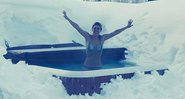 Carolina Dieckmann encara o frio e toma banho em banheira no meio da neve - Foto: Reprodução/ Instagram