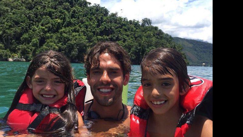 Kaká aproveita a tarde com os filhos Luca e Isabella - Foto: Reprodução/ Instagram