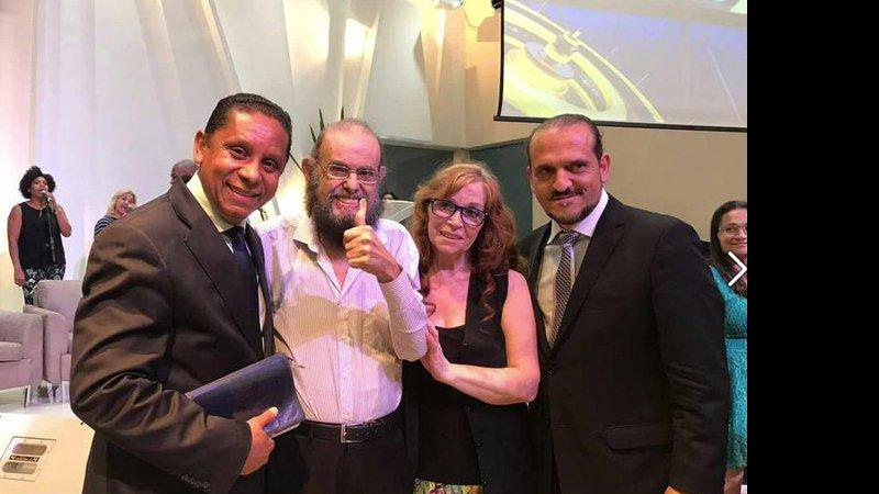 José Mojica Marins ao lado de Nilce e dos membros da igreja - Foto: Reprodução/ Twitter
