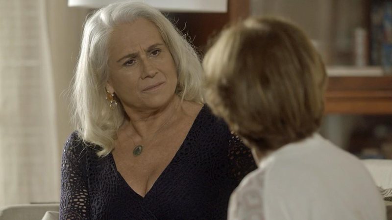 Mág bota a banca e Zuza a expulsa da pensão - Foto: TV Globo