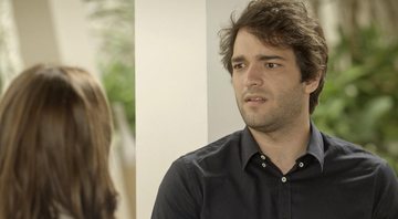 Tiago fica sem jeito ao ver Letícia e Marina juntas - Foto: TV Globo