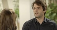 Tiago fica sem jeito ao ver Letícia e Marina juntas - Foto: TV Globo