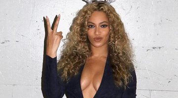 Beyoncé posou com a mão na barriga e fazendo o número dois com os dedos - Foto: Reprodução/ beyonce.com