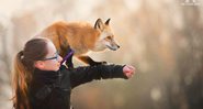 Iza Łysoń fotografou Freya, a raposa de Roxanne, em uma floresta na Polônia - Foto: Iza Łysoń
