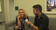 Joelma é entrevistada pelo repórter Vítor Sousa - Foto: Reprodução/ Facebook