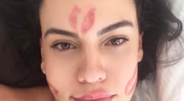Letícia Lima mostra marcas de batom no rosto - Foto: Reprodução/ Instagram