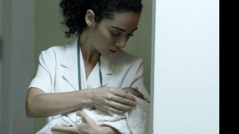 Loretta começa a lembrar do dia em que a filha de Lenita nasceu - Foto: TV Globo