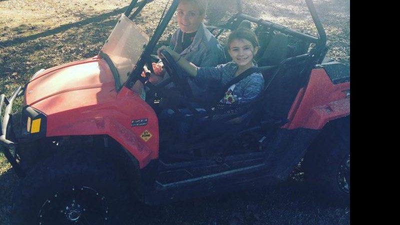 Maddie conduzindo o quadriciclo com a mãe, Jamie Lynn Spears, no carona - Foto: Reprodução/ Instagram
