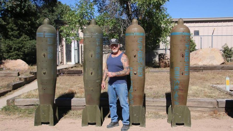 Bombas intactas fazem parte do arsenaç de Mel Bernstein - Foto: Reprodução/ Facebook