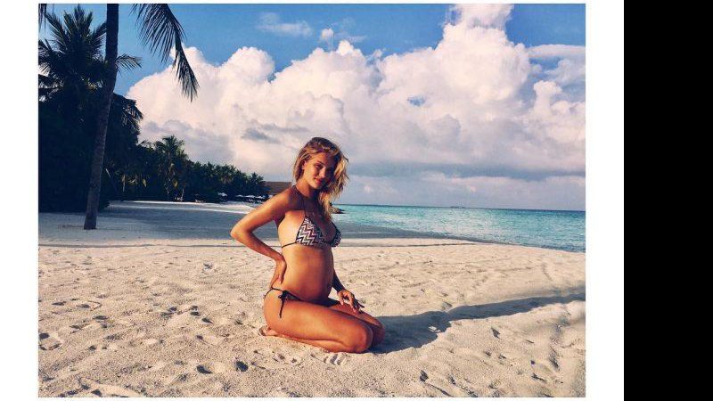 Rosie Huntington-Whitely exibiu a barriga de grávida na praia - Foto: Reprodução/ Instagram
