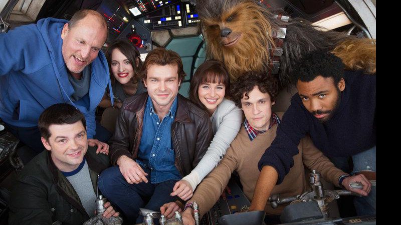 Elenco do filme sobre Han Solo posa reunido na primeira foto oficial do longa - Foto: Divulgação