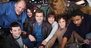 Elenco do filme sobre Han Solo posa reunido na primeira foto oficial do longa - Foto: Divulgação
