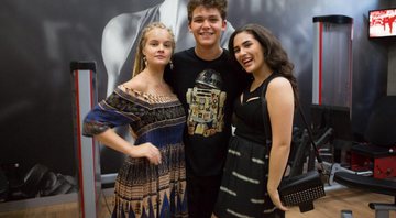 Belinha (Valentina Bulc), Arthur (Gabriel Kaufmann) e Júlia (Livian Aragão) - Foto: TV Globo/ Tatá Barreto